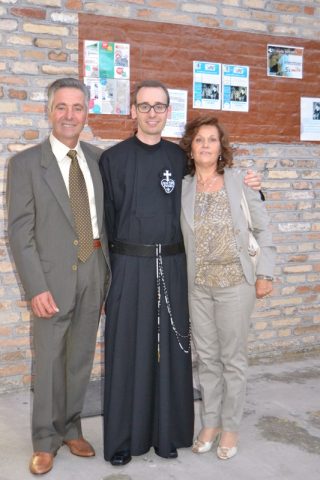 Michele Messi insieme ai genitori il giorno della professione temporanea (2012)
